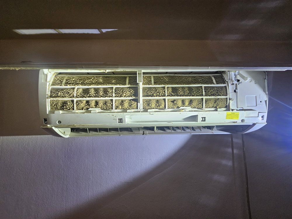 Zapušeni filteri u unutrašnjoj jedinici klima uređaja pre čišćenja